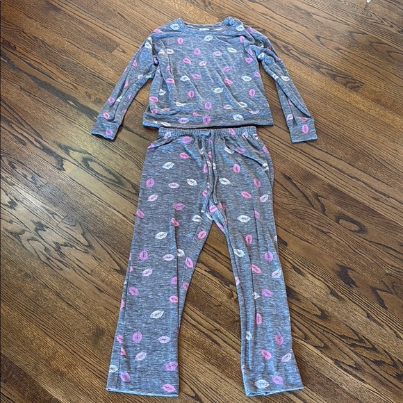 Splendid Women's Small Pajama Set with Pink Lip Design Coordinated Set - Picture 1 of 7